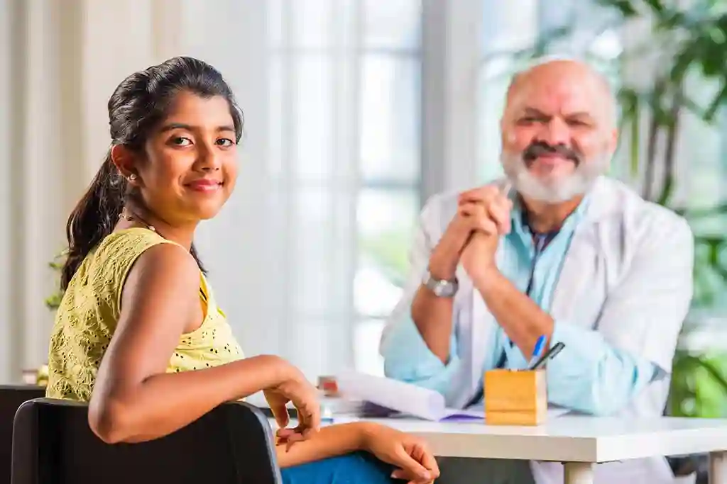 Família em orientação sobre tratamento para adolescentes